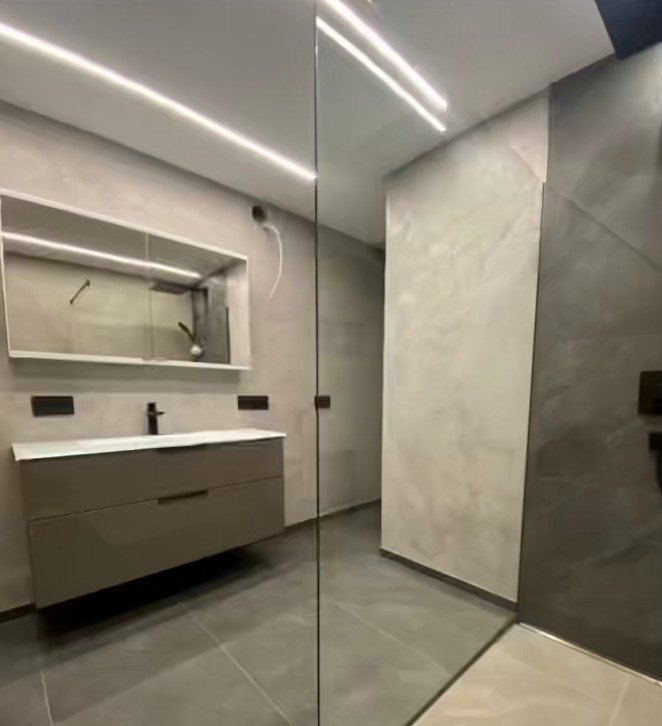 Modernes Bad mit Waschtisch und Walk-in-Dusche