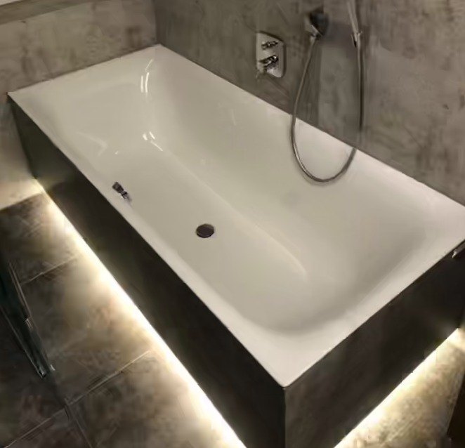 Eingebaute Badewanne mit LED-Sockelbeleuchtung