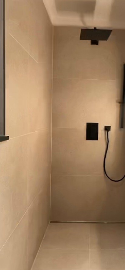 Dusche mit Unterputz-Armatur in Beige