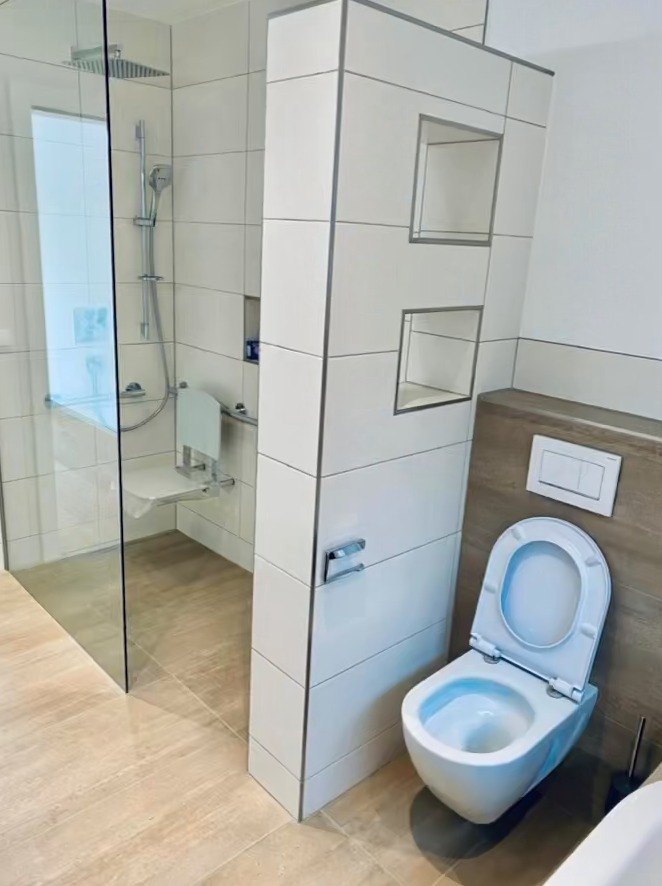 Bodengleiche Dusche und Hänge-WC