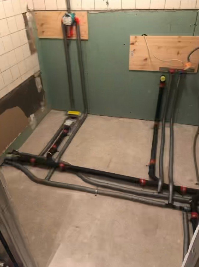 Rohinstallation der Leitungen im Bad