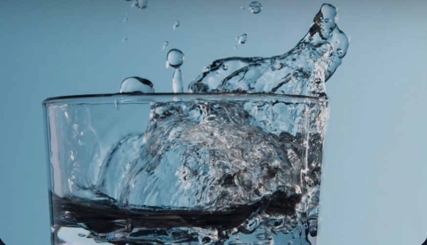 Frisches Trinkwasser im Glas