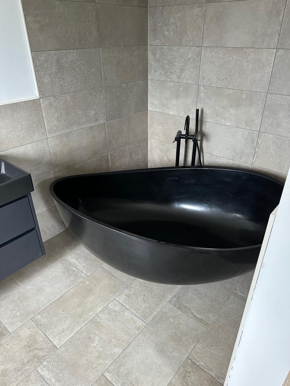 ITB: moderne Badewanne für Privat- und Geschäftskunden