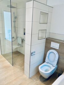 Moderne Toilette installiert in Badezimmer – Sanitärinstallation von ITB