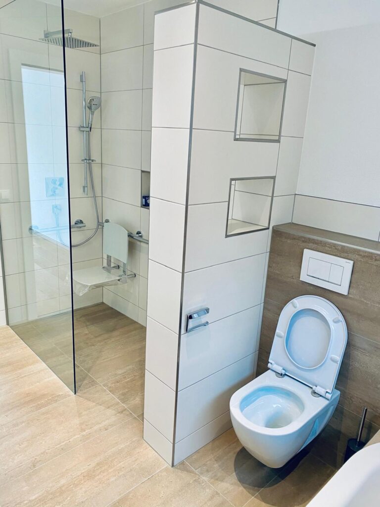 Moderne Toilette installiert in Badezimmer – Sanitärinstallation von ITB