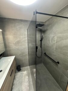 ITB Duscheinbau: professionelle Installation im Badezimmer