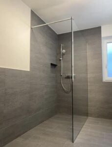 Moderne Dusche mit hochwertiger Sanitärtechnik installiert von ITB
