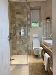 Professionelles Bad mit Dusche und Toilette – ITB